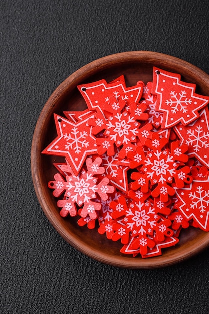 Assiette noire en céramique vide avec éléments de décoration de Noël sur fond de béton texturé de vacances
