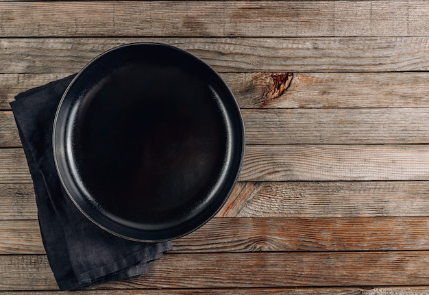 Assiette noire avec couverts et serviette