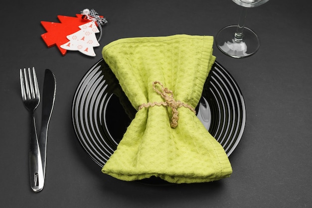 Assiette noire et décoration de Noël pour menu de vacances