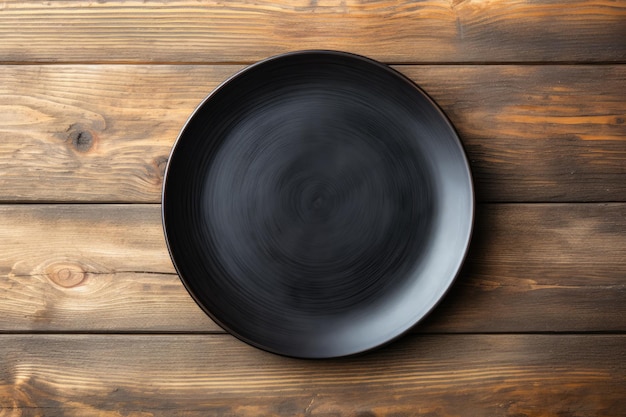 Photo assiette noire vide sur table en bois rustique