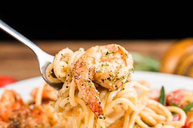 Une assiette de nouilles italiennes aux crevettes aux fruits de mer