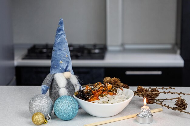 Assiette avec nouilles de riz et poulet Décoration de table de fête Fond de cuisine maison sombre Concept de Noël