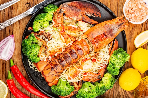 Une assiette de nouilles vapeur au homard de Boston