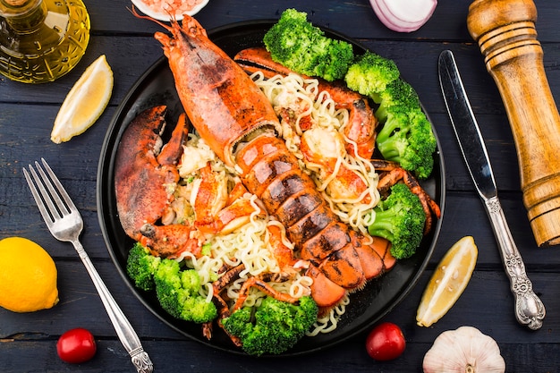 Une assiette de nouilles vapeur au homard de Boston