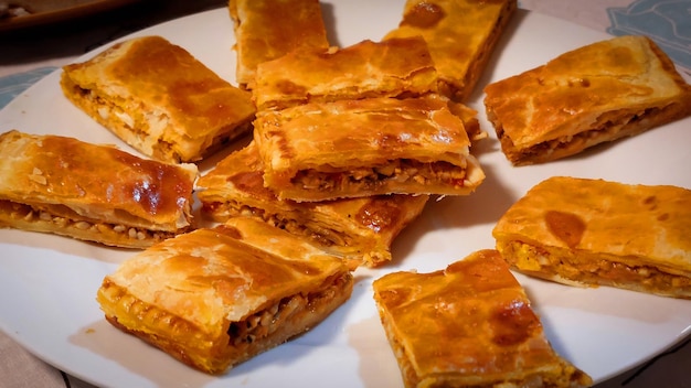 Une assiette de nourriture avec une assiette de pâtés à la viande