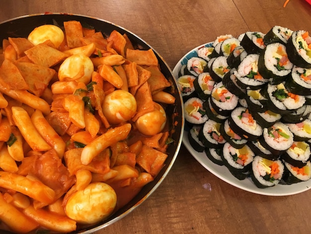 Une assiette de nourriture avec une assiette de sushis et une assiette de sushis.