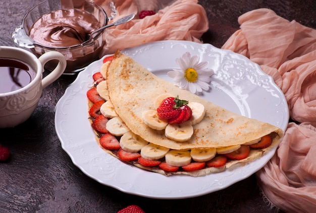 Photo une assiette de nourriture avec des bananes et des fraises dessus