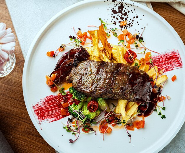 Photo une assiette de nourriture avec une bouteille de vin sur le côté