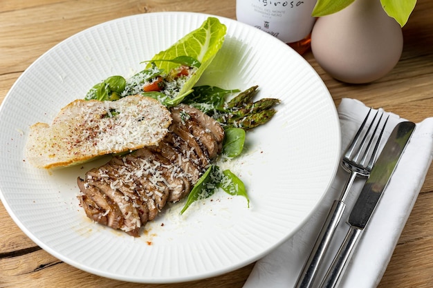 Une assiette de nourriture avec une bouteille de vin sur le côté.