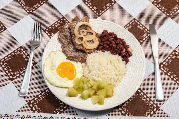 assiette de nourriture brésilienne typique vue d'en haut