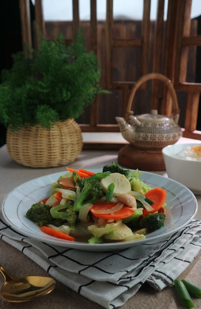 Une assiette de nourriture avec des carottes et du brocoli dessus