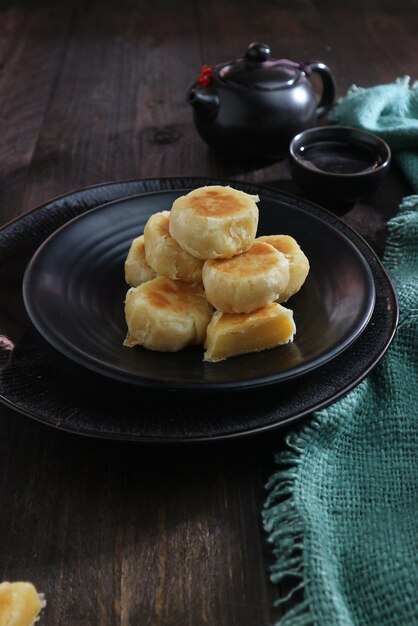 Une assiette de nourriture chinoise sur une table en bois