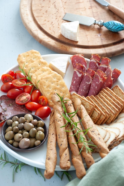 Photo une assiette de nourriture avec un craquelin et des olives