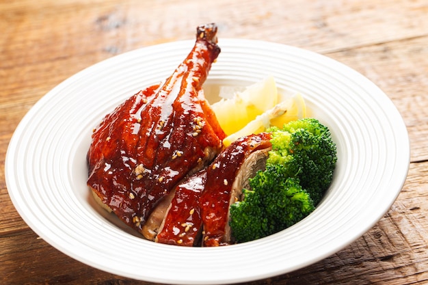 Photo une assiette de nourriture avec du brocoli et des pommes de terre