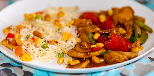 Photo une assiette de nourriture avec du riz et du poulet