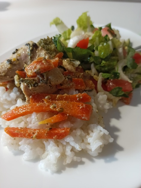 Une assiette de nourriture avec du riz et des légumes dessus