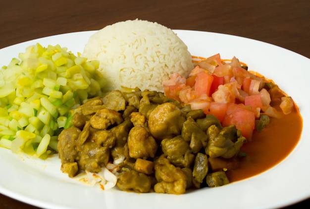 Une assiette de nourriture avec du riz et des légumes