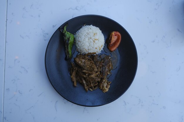 Photo une assiette de nourriture avec du riz et un plat de viande dessus