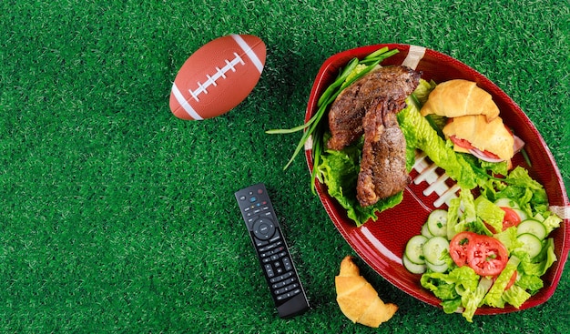 Assiette de nourriture de fête pour célébrer et regarder un match de football américain.