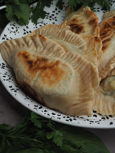 Une assiette de nourriture avec une feuille verte dessus