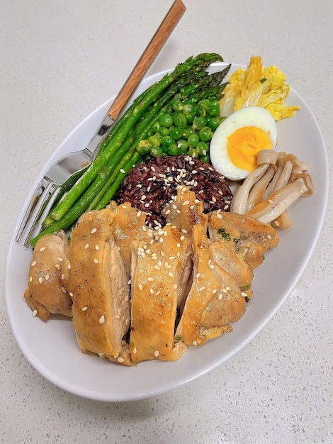 Photo une assiette de nourriture avec une fourchette et une assiette de nourriture dessus