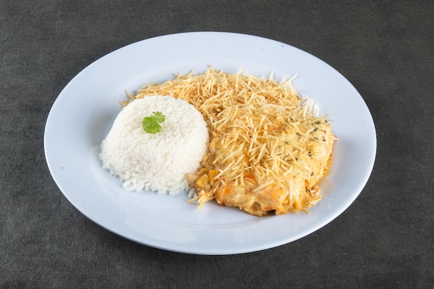 Assiette de nourriture avec fricassée de poulet au maïs vert et crème sure battue au mélangeur super crémeuse