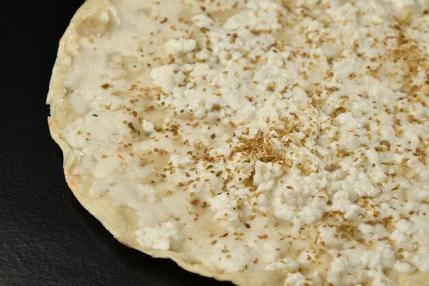 Photo une assiette de nourriture avec un fromage blanc et des herbes dessus.