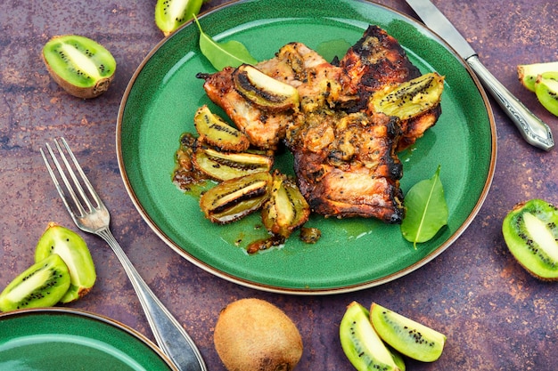 Une assiette de nourriture avec des kiwis dessus