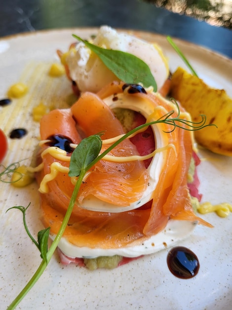 Photo une assiette de nourriture avec un morceau de fromage dessus