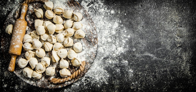 Une assiette de nourriture avec le mot mozzarella dessus