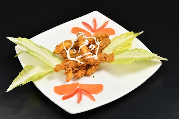 Une assiette de nourriture avec un motif de fleurs dessus