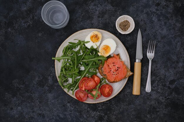 Une assiette de nourriture avec un œuf à la coque dessus