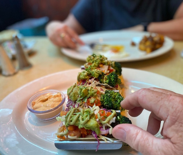 Une assiette de nourriture avec une petite quantité de sauce dessus.