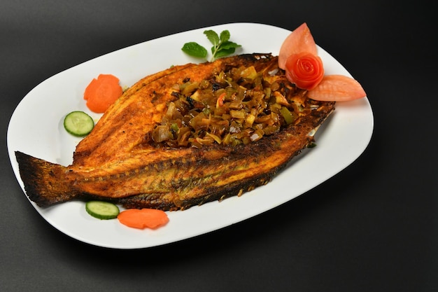 Une assiette de nourriture avec un poisson dessus