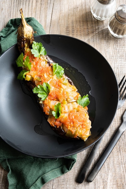 Une assiette de nourriture avec un poisson dessus