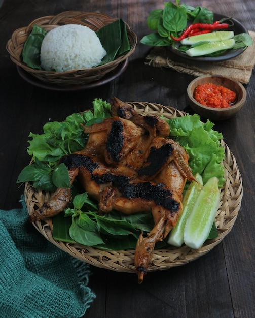 Une assiette de nourriture avec un poulet dessus