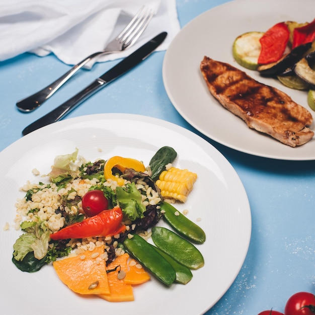 Photo une assiette de nourriture avec une salade dessus