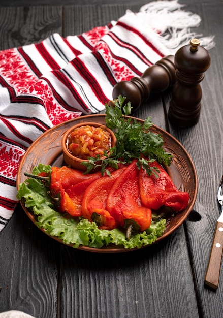 Une assiette de nourriture avec une sauce rouge et un bol de sauce tomate.