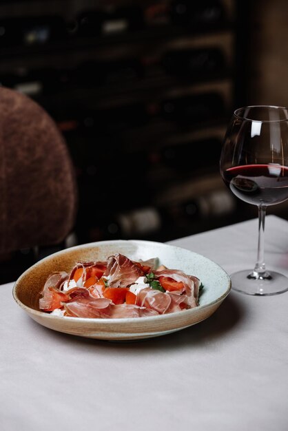 Photo une assiette de nourriture sur une table.