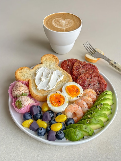 Une assiette de nourriture avec une tasse de café en arrière-plan.