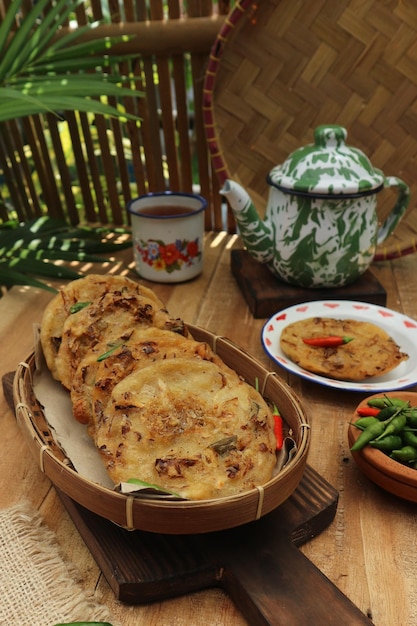 Une assiette de nourriture avec une théière verte et une théière verte sur la table.