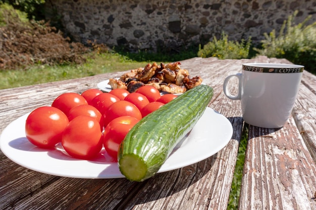 Assiette de nourriture avec tomates rouges et concombre dessus