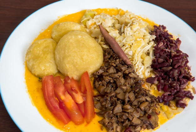 Photo une assiette de nourriture avec une variété d'ingrédients, y compris des haricots, du riz et des harices.