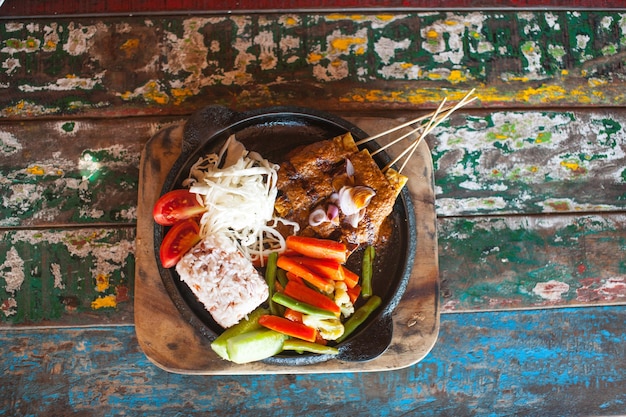 Une assiette de nourriture avec une variété de viandes et de légumes.