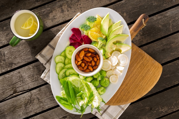 Assiette de nourriture végétarienne vue de dessus.