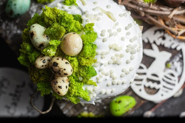 Une assiette d'oeufs avec un panier d'oeufs dessus