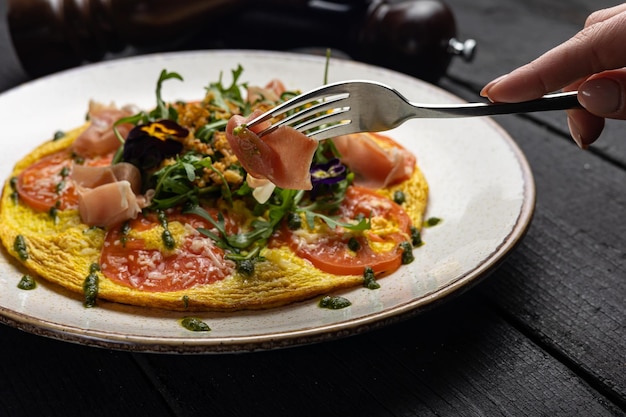 Une assiette d'omelette sur une table en bois