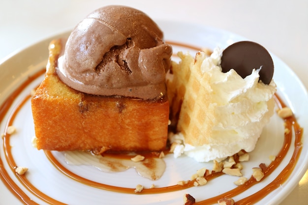 Assiette de pain grillé au miel et au sirop d'érable garni de crème glacée au chocolat