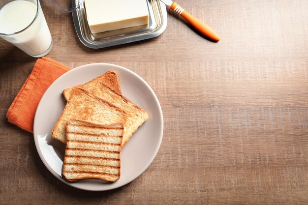 Assiette avec pain grillé sur table