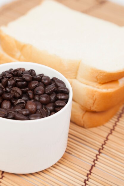 Assiette à pain et tasse de grains de café.